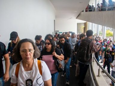 Servidores do PR ocupam Assembleia Legislativa contra projetos de reforma da Previdência