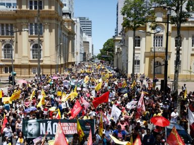 Multidão ocupa as ruas no RS contra pacote que retira direitos dos servidores