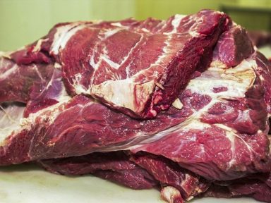Carne acumula alta de 35% em um ano