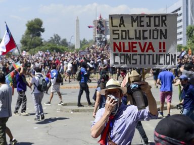 Deputados chilenos aprovam convocação de plebiscito para mudar Constituição