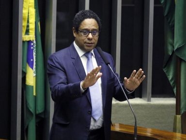 Orlando apresenta PEC para garantir direito à água tratada na Constituição