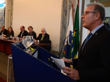 Caminhoneiros adiam greve e mantêm pressão para garantir frete mínimo