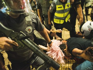 São Paulo: Polícia impede realização de protesto e arrasta mulheres pelos cabelos