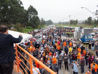 Trabalhadores protestam contra fechamento de fábrica de fertilizantes no Paraná