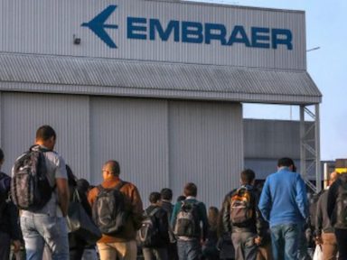 Funcionários da Embraer voltam de férias coletivas e são colocados em licença remunerada