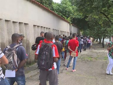 Fila vira madrugada por emprego temporário de limpeza urbana em BH