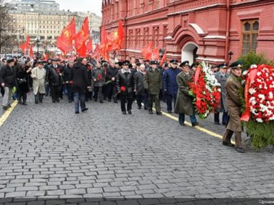 Russos homenageiam Stalin no 140º aniversário de seu nascimento