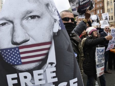 Professores australianos exigem liberdade para  Assange