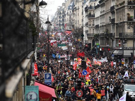 Franceses fazem a 4ª greve geral contra o pacote anti-Previdência de Macron