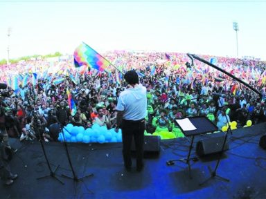 Bolivianos lotam estádio na Argentina com Evo: “Recuperar a democracia e a Pátria”