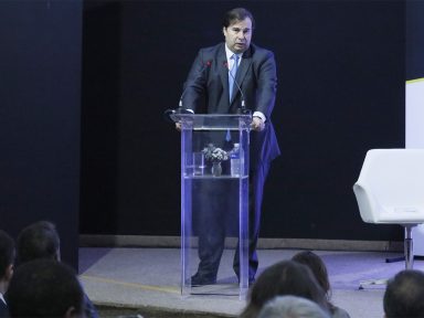 “É uma ameaça à liberdade de imprensa”, critica Maia a denúncia contra Greenwald