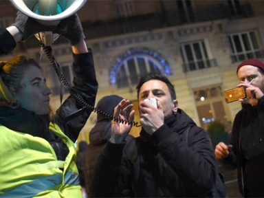 Parisienses pedem renúncia de Macron ao vê-lo no teatro