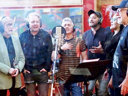 Músicos chilenos e argentinos fazem tributo ao levante popular no Chile