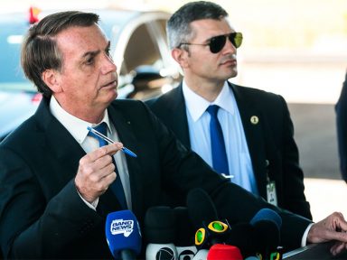 Livros didáticos “têm muita coisa escrita”, reclama Bolsonaro