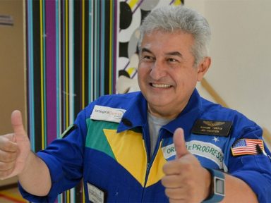 Terraplanistas criticam ministro Marcos Pontes após foto da Terra redonda