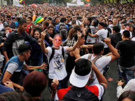 Colombianos protestam contra violência e ataques aos direitos trabalhistas