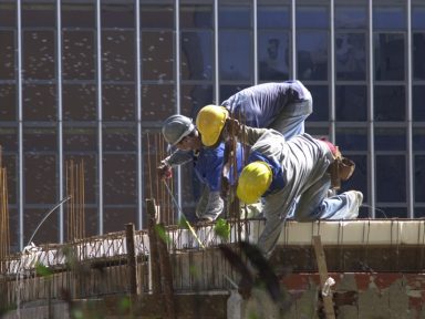 Para Bolsonaro, segurança do trabalho “inferniza” a vida dos patrões e tem que acabar