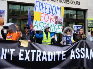 Clamor mundial retira Assange da solitária na prisão de Londres