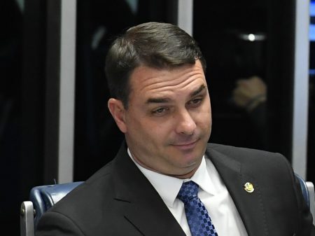 Decisão de juiz não paralisa investigação contra Flávio Bolsonaro