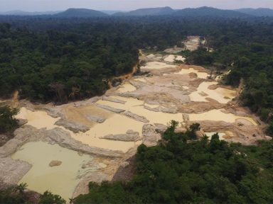 Projeto de Bolsonaro quer legalizar garimpo, soja e gado nas terras indígenas