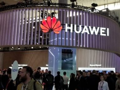 Inglaterra autoriza Huawei na rede 5G, apesar da pressão dos EUA