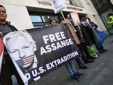 Vida de Assange corre risco, alerta relator da ONU sobre Torturas