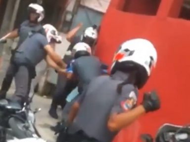 PMs que agrediram jovem devem responder por abuso, defende Ouvidoria