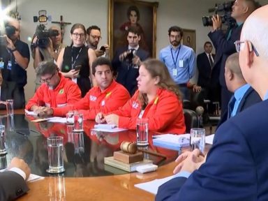 Petroleiros conquistam acordo que suspende demissões e encerram greve