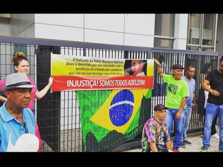 Sambistas protestam contra a demissão de Adelzon Alves da Rádio Nacional