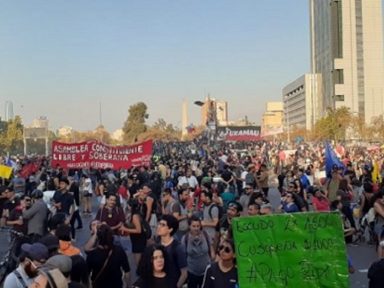 Chilenos ocupam Santiago contra pensões de miséria  da Previdência privatizada