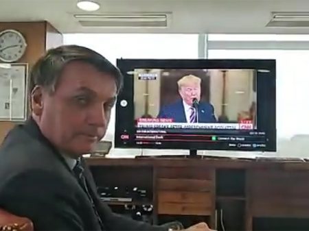 Bolsonaro se irrita com internautas que o chamam de “bajulador de Trump”