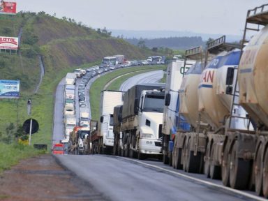 Caminhoneiros convocam manifestação em Brasília pela aprovação do piso do frete