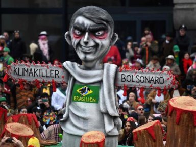 Carnaval alemão retrata Bolsonaro como “assassino do clima”