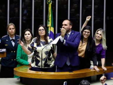 Eduardo Bolsonaro apoia ofensa à jornalista da Folha e agride deputadas