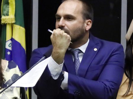 Eduardo Bolsonaro repete desacato e desrespeito do pai contra o Congresso