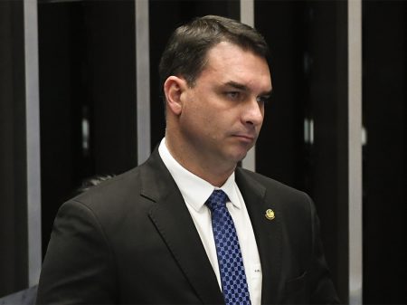 Partidos denunciam Flávio Bolsonaro no Conselho de Ética por ligação com milícia