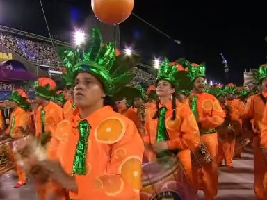 Escolas levam fake news, laranjal e homenagem a Elza Soares no último dia de desfile