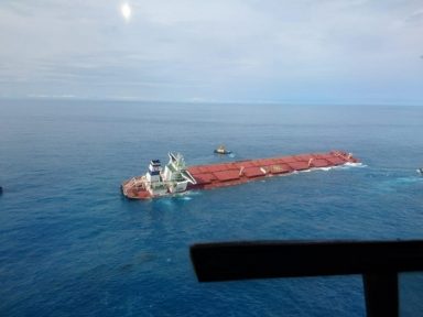 Marinha confirma vazamento em navio de minérios da Vale encalhado no Maranhão