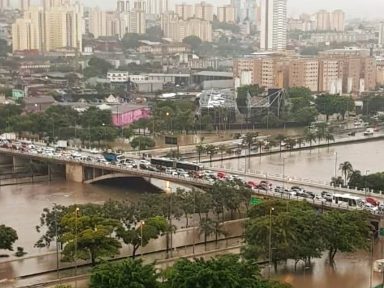 Maior chuva em 37 anos provoca caos em São Paulo
