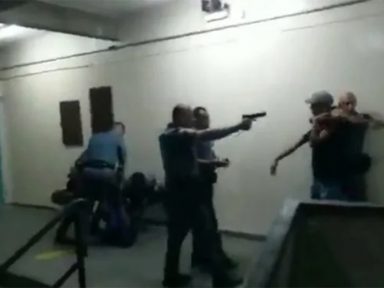 PMs agridem e apontam arma para estudantes em escola de São Paulo