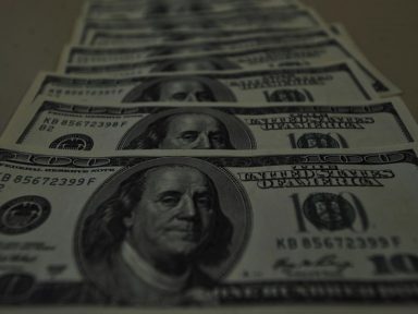Ameaças à democracia fazem dólar disparar