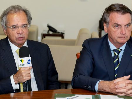 Bolsonaro cancela evento, reúne-se às pressas com Guedes e diz que ele “não pediu para sair”