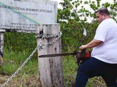 Deputado bolsonarista usa motosserra para invadir terra indígena em Roraima