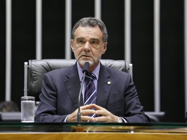 Líder do PCdoB denuncia Bolsonaro por ataques à democracia e desmontes