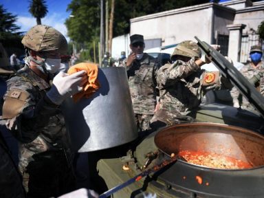 Exército argentino entrega mais de uma tonelada de alimentos nos bairros populares