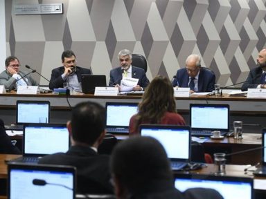 PEC emergencial irá reduzir ainda mais médicos, enfermeiros e professores, alertam entidades