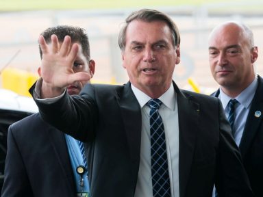 Com ideia fixa no golpe, Bolsonaro sabota esforço do país contra o coronavírus