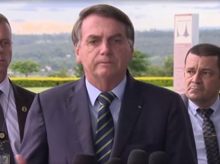 Bolsonaro desrespeita quarentena e debocha da imprensa