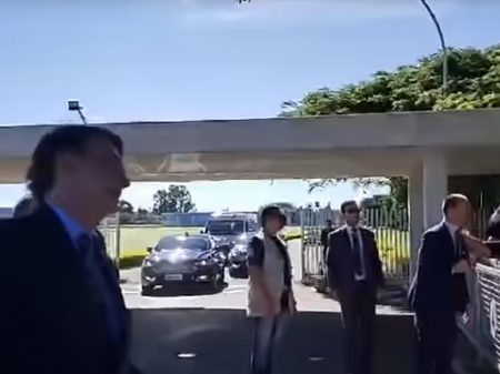 Jornalistas abandonam entrevista de Bolsonaro após serem atacados