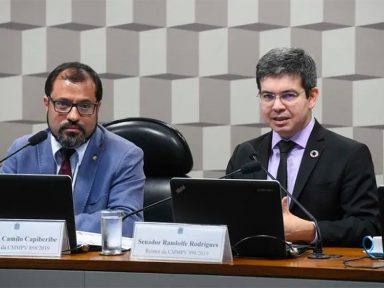 Comissão aprova relatório de Randolfe que estende 13º a beneficiários do Bolsa Família e do BPC